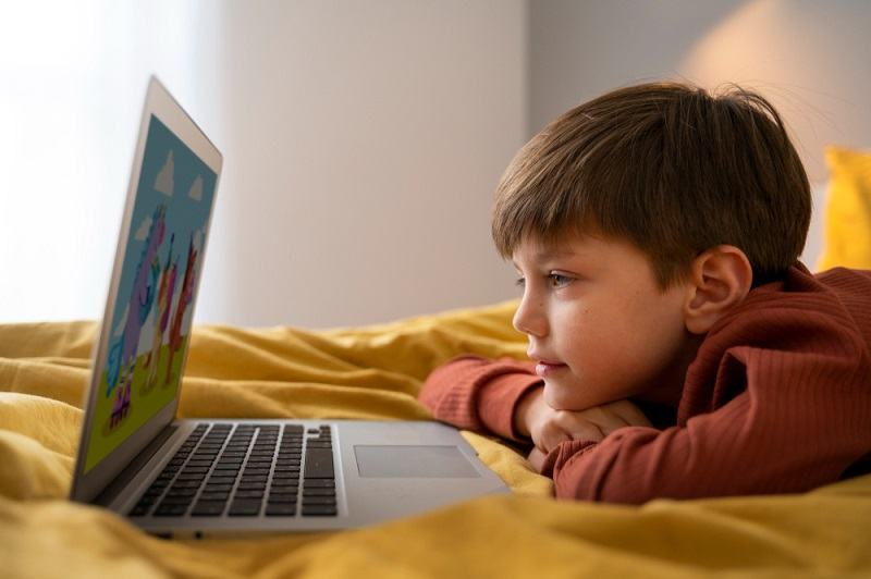 Greseli care accentueaza dependenta copiilor de ecrane – ce sa eviti ca parinte